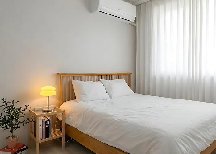 Апартаменты Hongdae Irum #cozy 2br 3beds #5min Sangsu Station Сеул